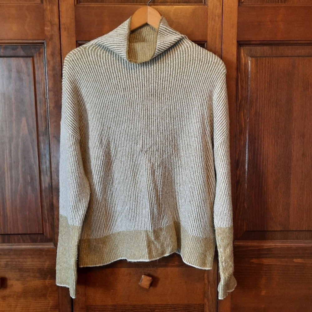 Calvin Klein Jeans Gold Cream Striped Ribbed Knit Turtleneck Sweater Size Medium